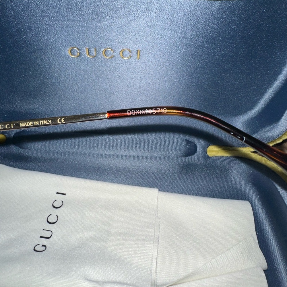 Gucci sunglasses unisex lightly used with case and cover - Picture 3 of 4